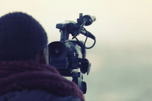 Vidéaste en tournage en extérieur
